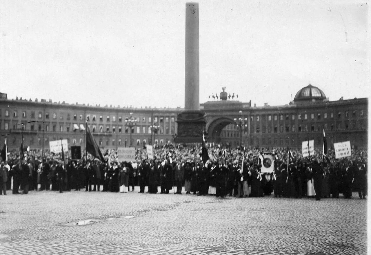 7 июня дворцовая площадь. Манифестация на дворцовой площади 1914. дворцовая площадь 1914. патриотическая манифестация в москве 1914 г.