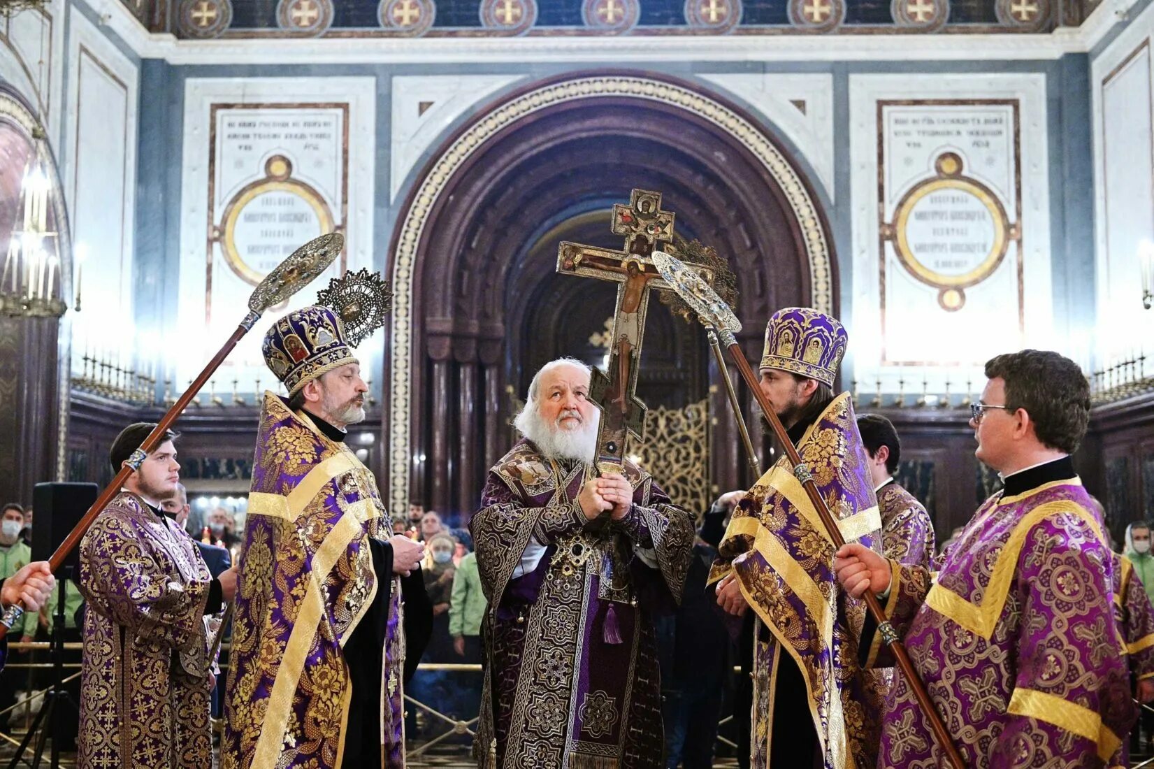 Всенощное бдение святому. Всенощное бдение храм Христа Спасителя прямая трансляция. ТК Союз всенощное бдение храм Христа Спасителя. Воздвижение честного и Животворящего Креста Господня. Гвоздь Креста Господня в храме Христа Спасителя.