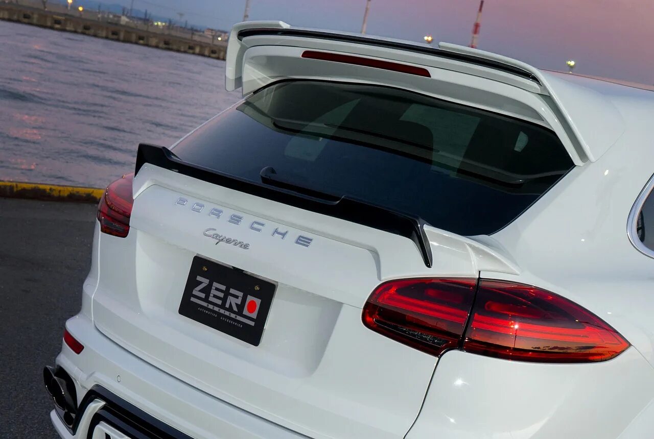 Macan topcar. Надувной спойлер порше. Porsche spoiler. Спойлер на порше макан. Porsche cayenne coupe спойлер.