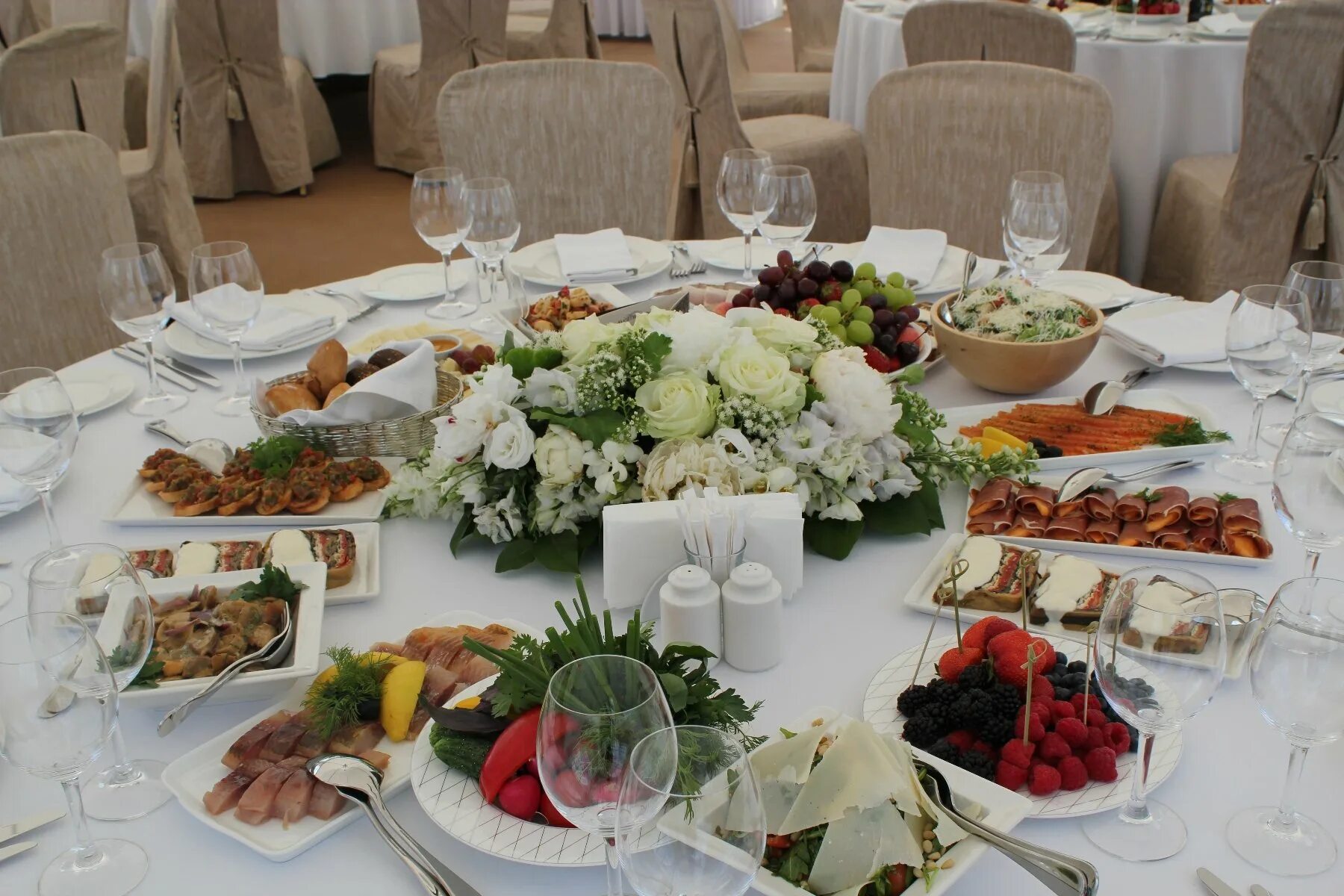 Столик на 6 человек в ресторане. Столик в ресторане. Ресторанный столик. Сервировка банкета. Сервировка в ресторане.