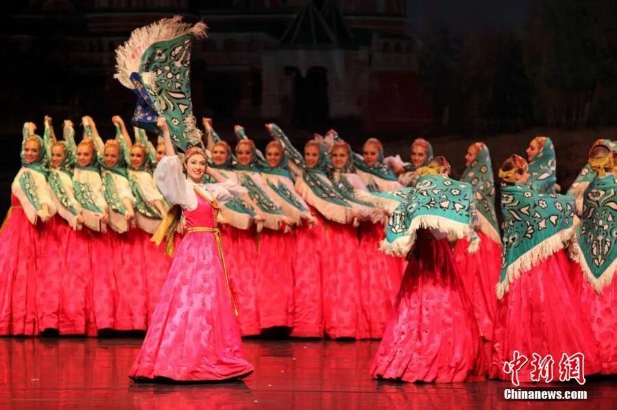 Березка выступает. Ансамбль Березка. Танец с платком Березка. Ансамбль берёзка танец с колосьямм. Ансамбль Березка танец с платками.