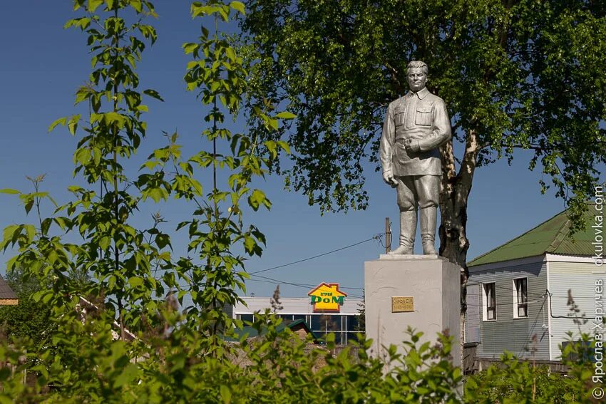 Окуловка. Памятник Кирову Окуловка. Памятник в Окуловке памятник. Окуловка достопримечательности памятники. Окуловка вокзал памятник.