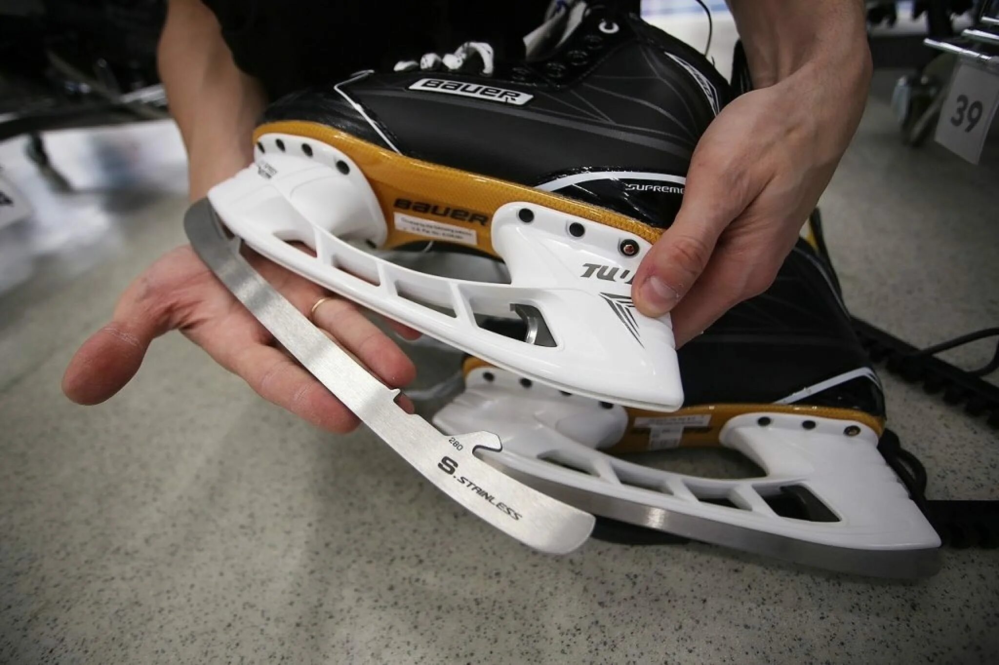 Заточка коньков nhl. Заточка лезвия коньков хоккейная. Лезвия коньков заточенные как выглядят. Нужно ли точить коньки. Коньки макдэвида 2022.