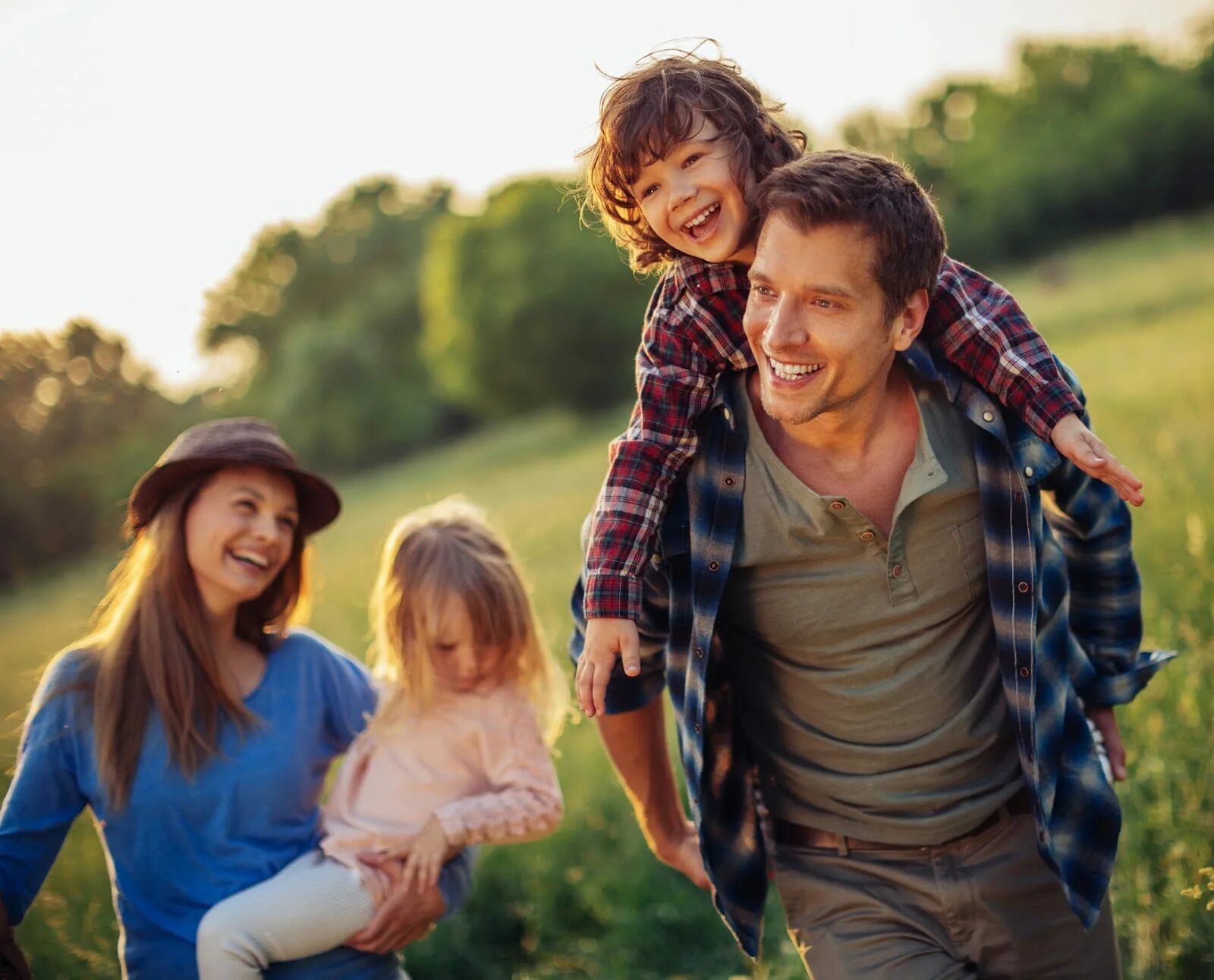 C go family. Счастливая семья. Семья фото картинки. Модель счастливой семьи. Семья z дети.