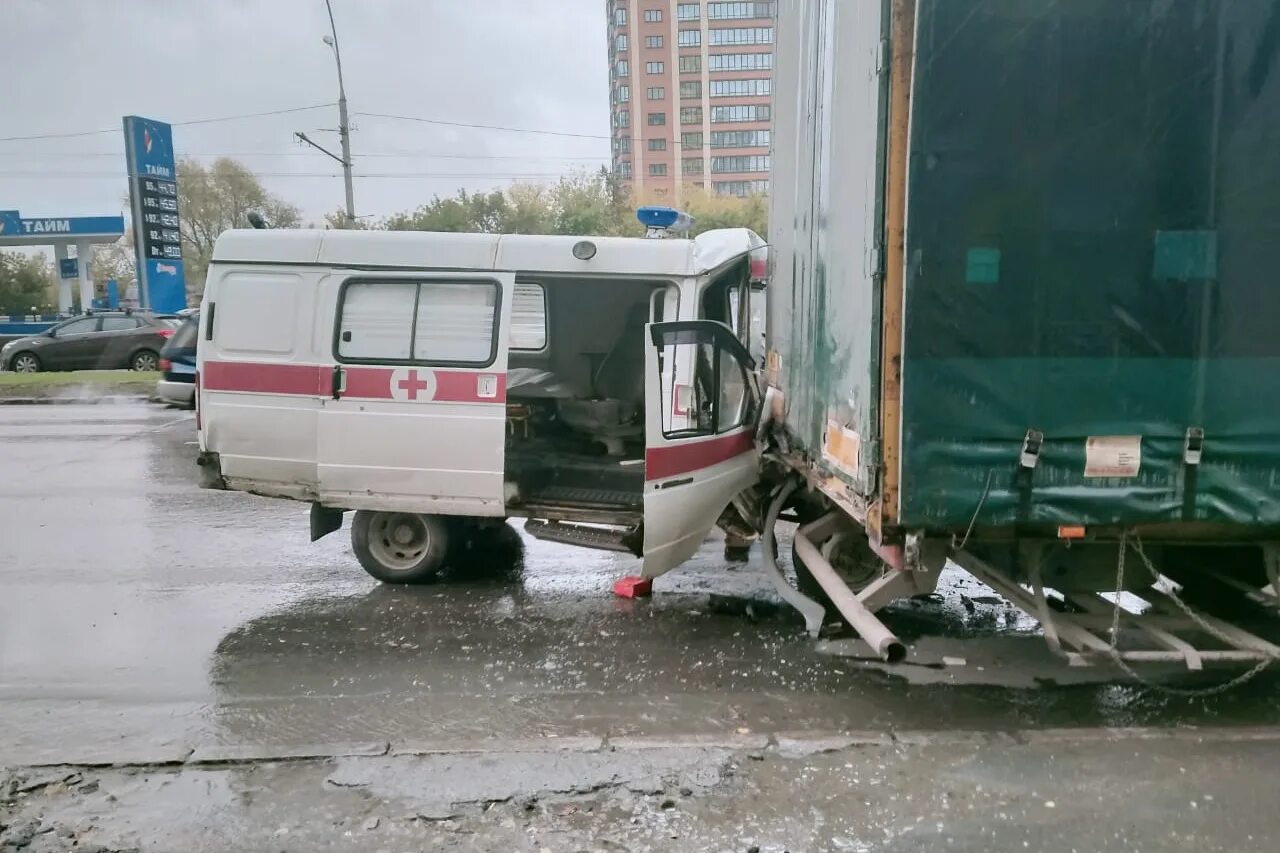 машина авария со скорой помощью. разбитые машины скорой помощи. машина скорой помощи ночью.