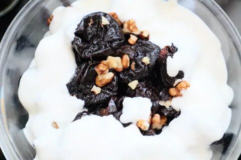 Чернослив со сметаной и орехами