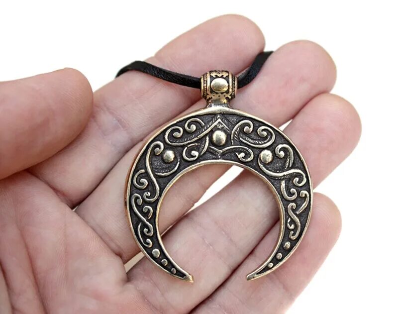 Символ лунница у славян. Лунница славянский оберег тату. Лунница славянский оберег для женщин. Лунница славянский оберег тату. Женский оберег славянский лунница.