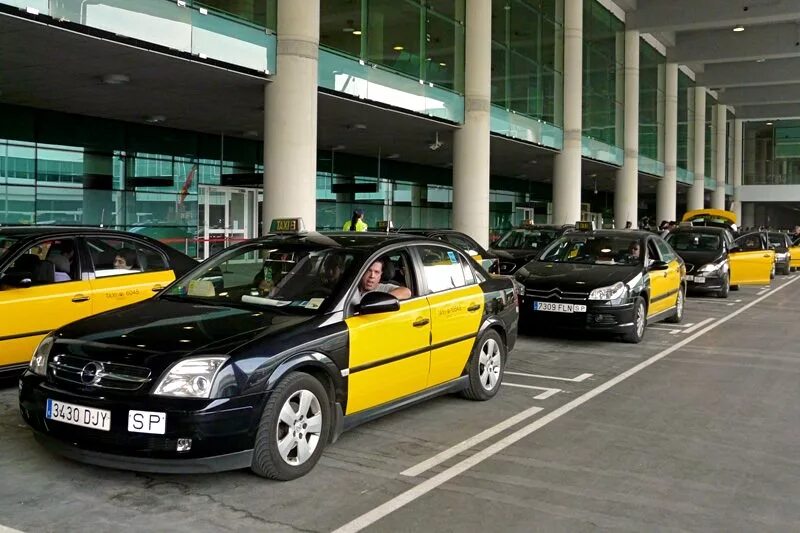 Аэропорт транспорт такси. Такси в аэропорту Барселоны. Такси в аэропорт. Таксисты в аэропорту. Такси из аэропорта.