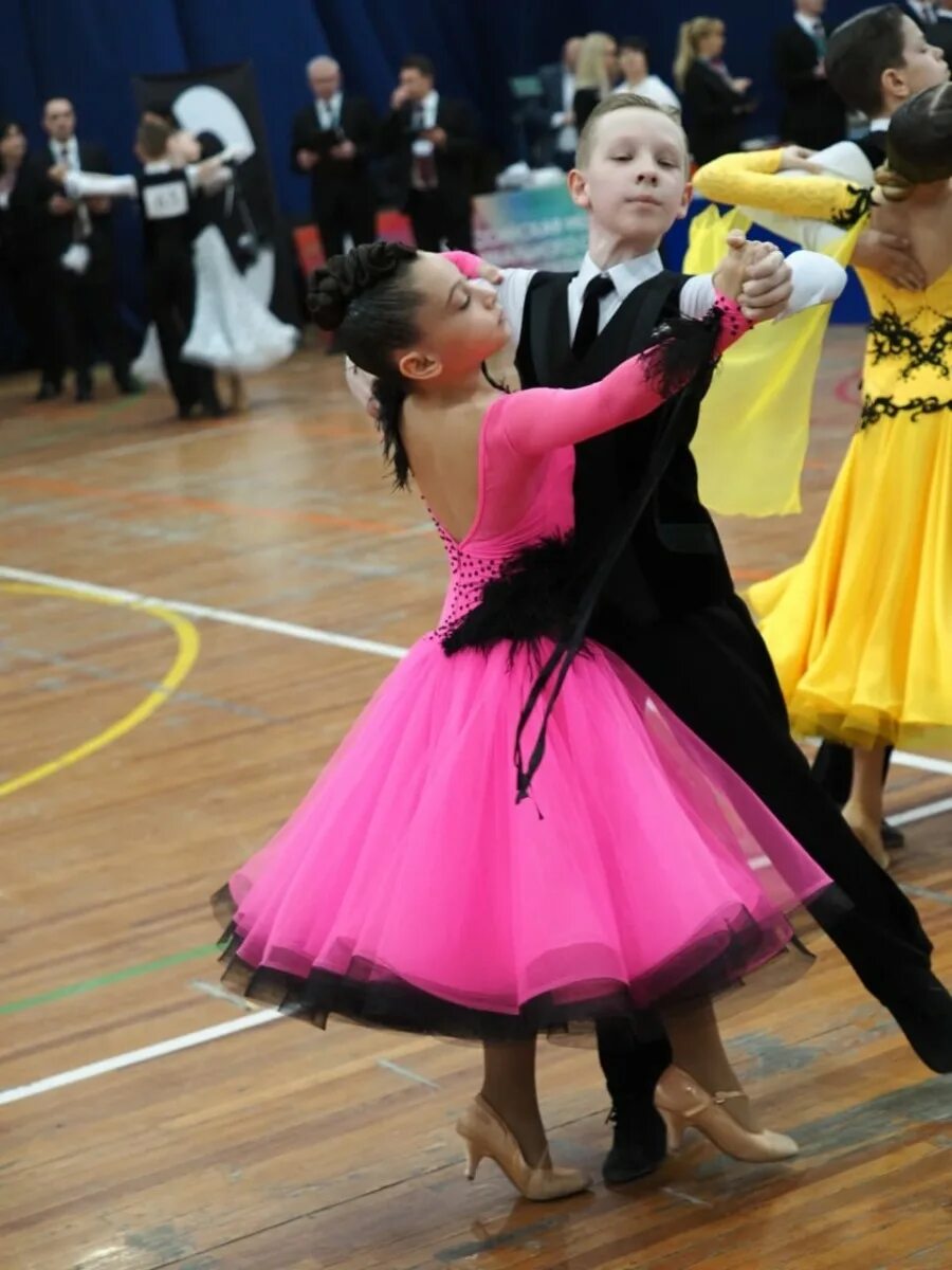 как найти партнера по бальным танцам. поиск партнёрши по спортивным бальным. танцевальные па парные. чемпионское платье бальные танцы стандарт. платья чемпионов латины.