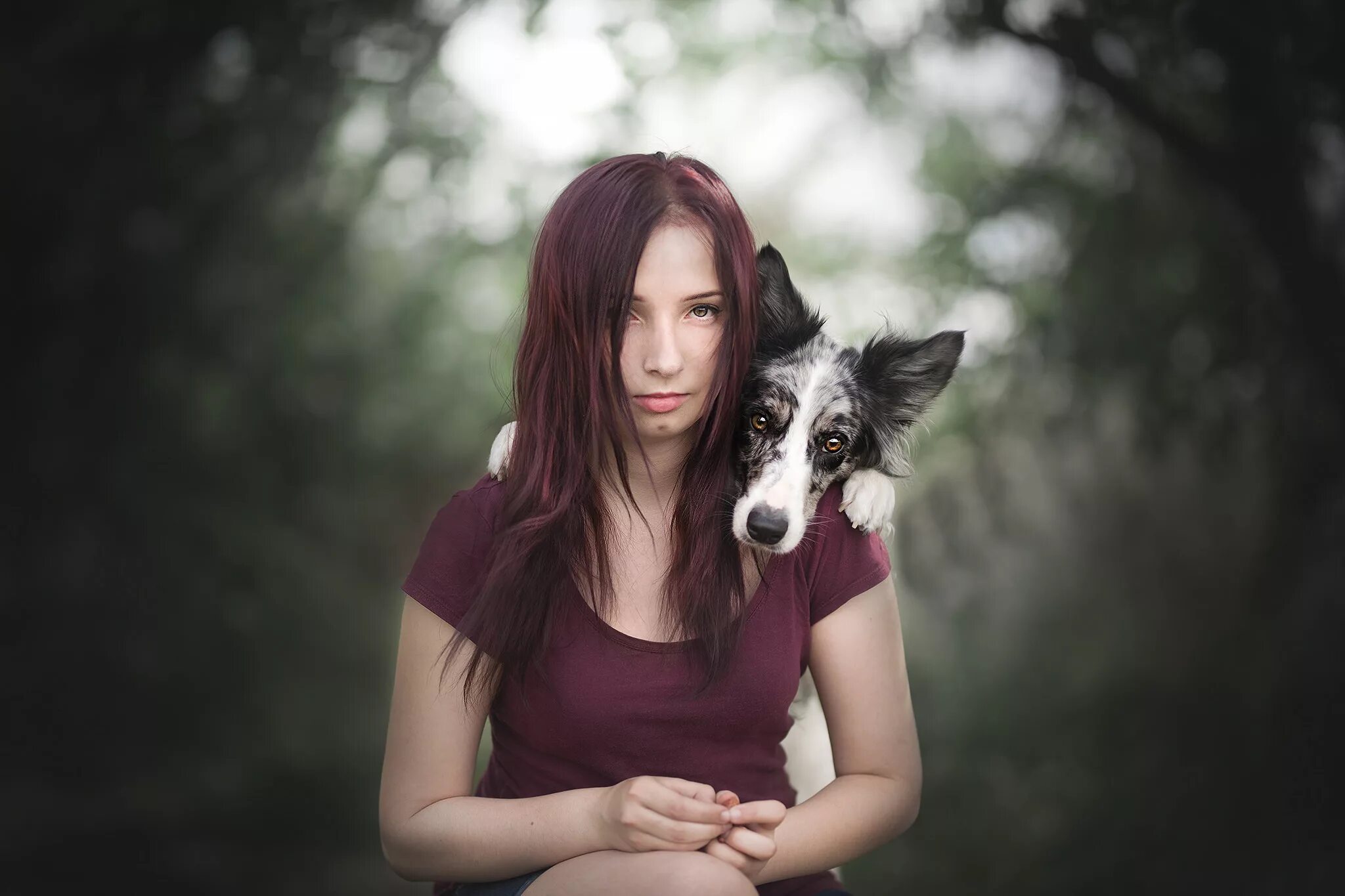 Dog have woman. Девушка с собакой. Девушка с собакой фотосессия. Девушка и зверь. Девушка на сабе.