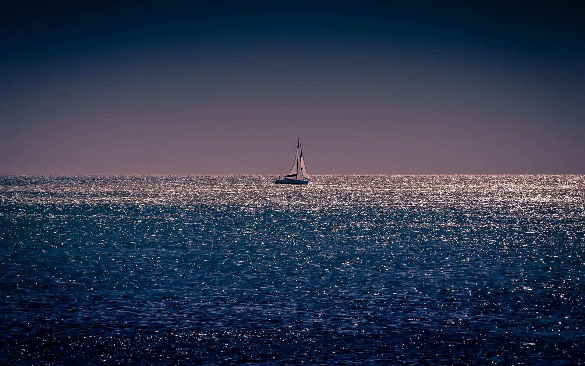 Парус вдали. Ночь в море. Ночное море. Море Горизонт. Корабль на горизонте.