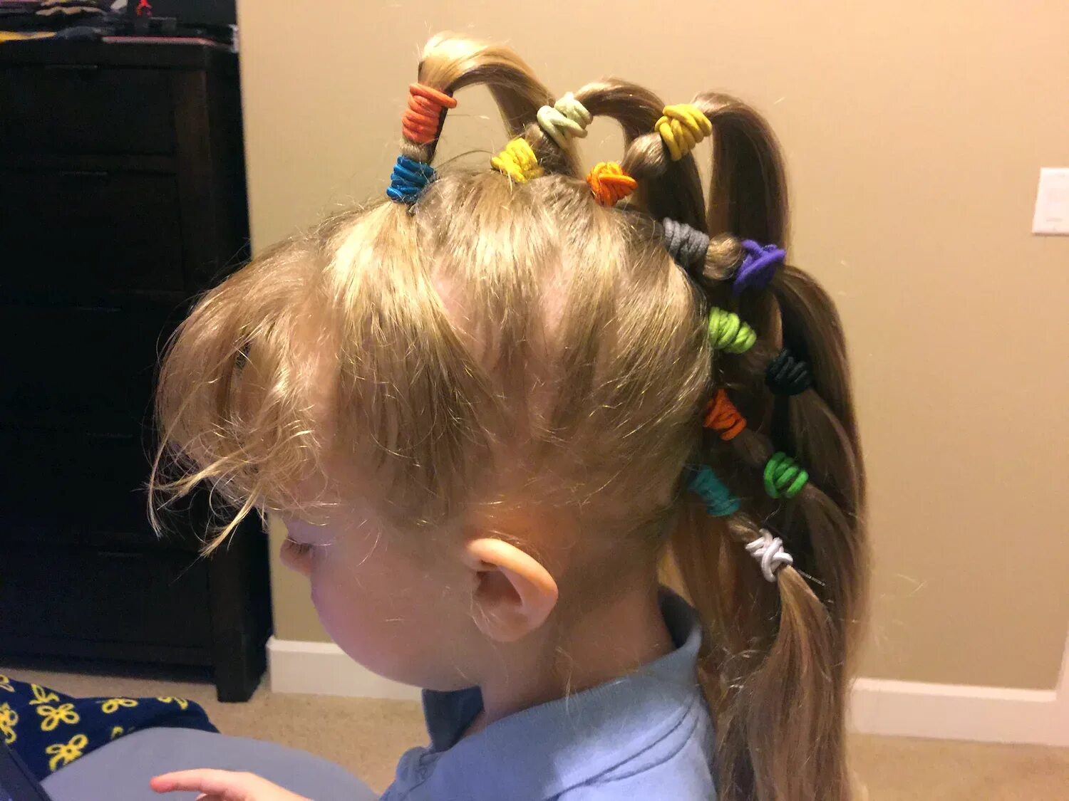 Прическа для девочки много хвостиков. Прическа для девочки 2 года с резиночками. Прически для волос с маленькими резиночками. Много хвостиков для девочек. Прическа каральки для девочки.