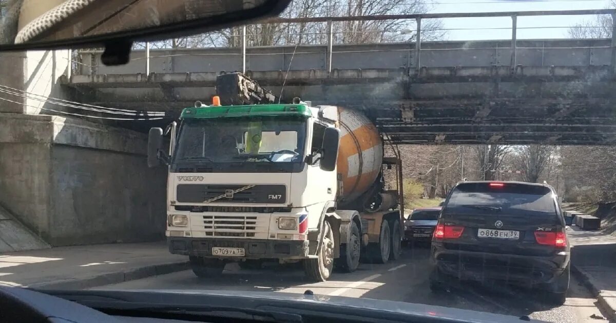 Калининград грузовик. Островского Калининград застрял под мостом. Грузовик застрял под мостом. Мост глупости Калининград. Фура застряла.