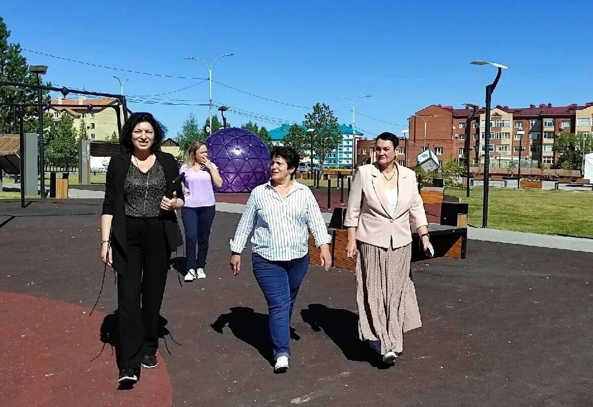Сказка пойковский. Детские площадки семенов. Детский сад жемчужинка пойковский. Садик в гостях у сказки. Пойковский детский сад.