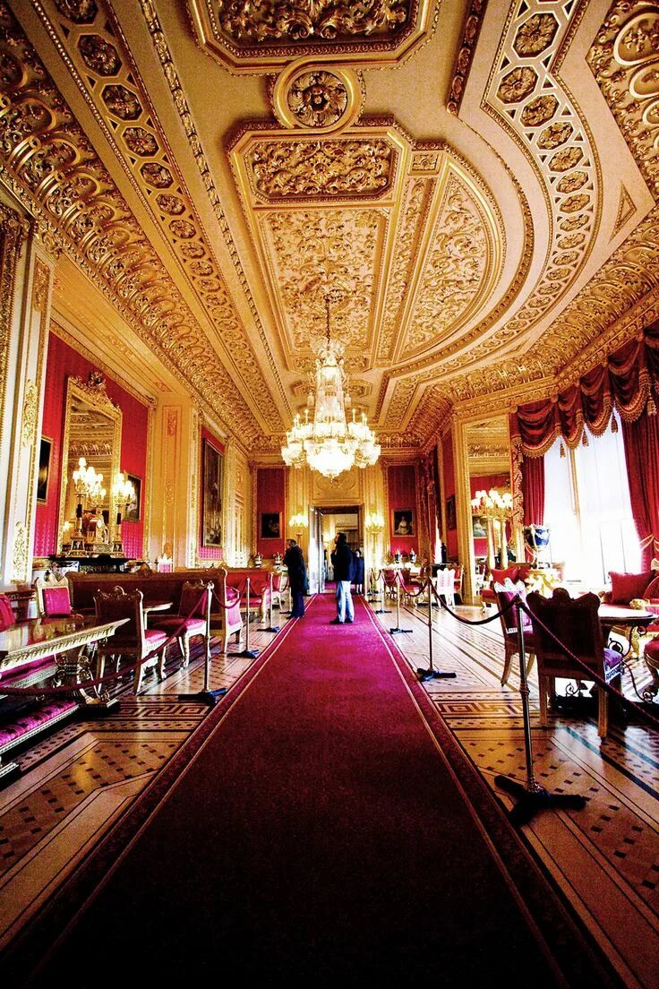 Резиденция королевской семьи. Замок Виндзор в Англии. Windsor Castle внутри. Дворец Виндзоров в Лондоне внутри. Замок Виндзоров интерьеры.