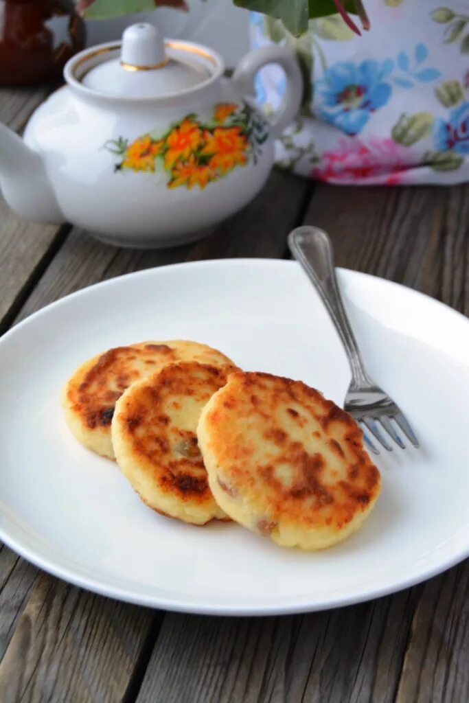 Сырники из творожной массы. Сырники на столе. Диетические сырники из творога. Саксонские творожники. Можно ли сырники при похудении.