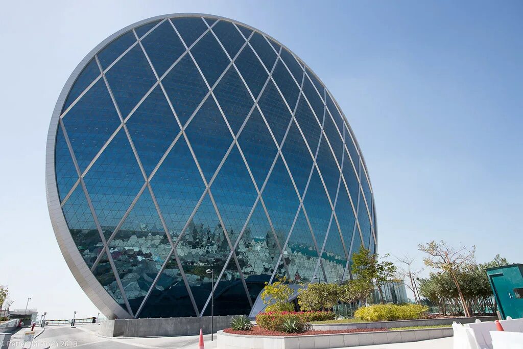 Round building. Круглый небоскреб Aldar hq в Абу-Даби. Небоскреб Aldar hq . Абу Даби, ОАЭ.. Aldar Headquarters building (Абу-Даби, ОАЭ, 2010). Круглый небоскреб, здание Aldar Headquarters. ОАЭ.