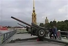 В санкт петербурге выстрел сигнальной пушки раздается. Пушки нарышкина бастиона. стреляют ли пушки в петропавловской крепости зимой. настольная полуденная пушка. кто сегодня стрелял с нарышкина бастиона в полуденный выстрел.