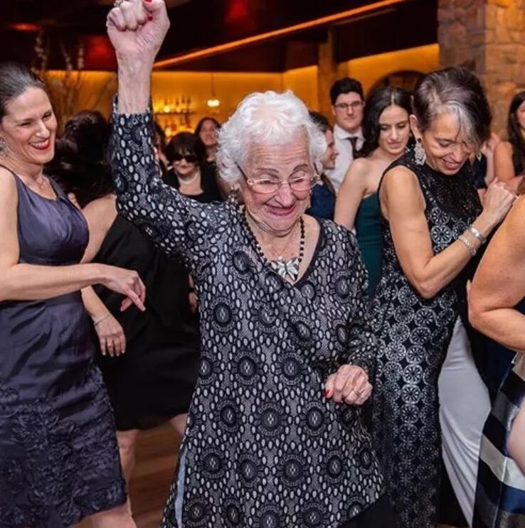 Где бабушки танцуют. Ширли Гудман. Вечеринка в стиле бабушек. Старушки в клубе. Бабушка танцует.