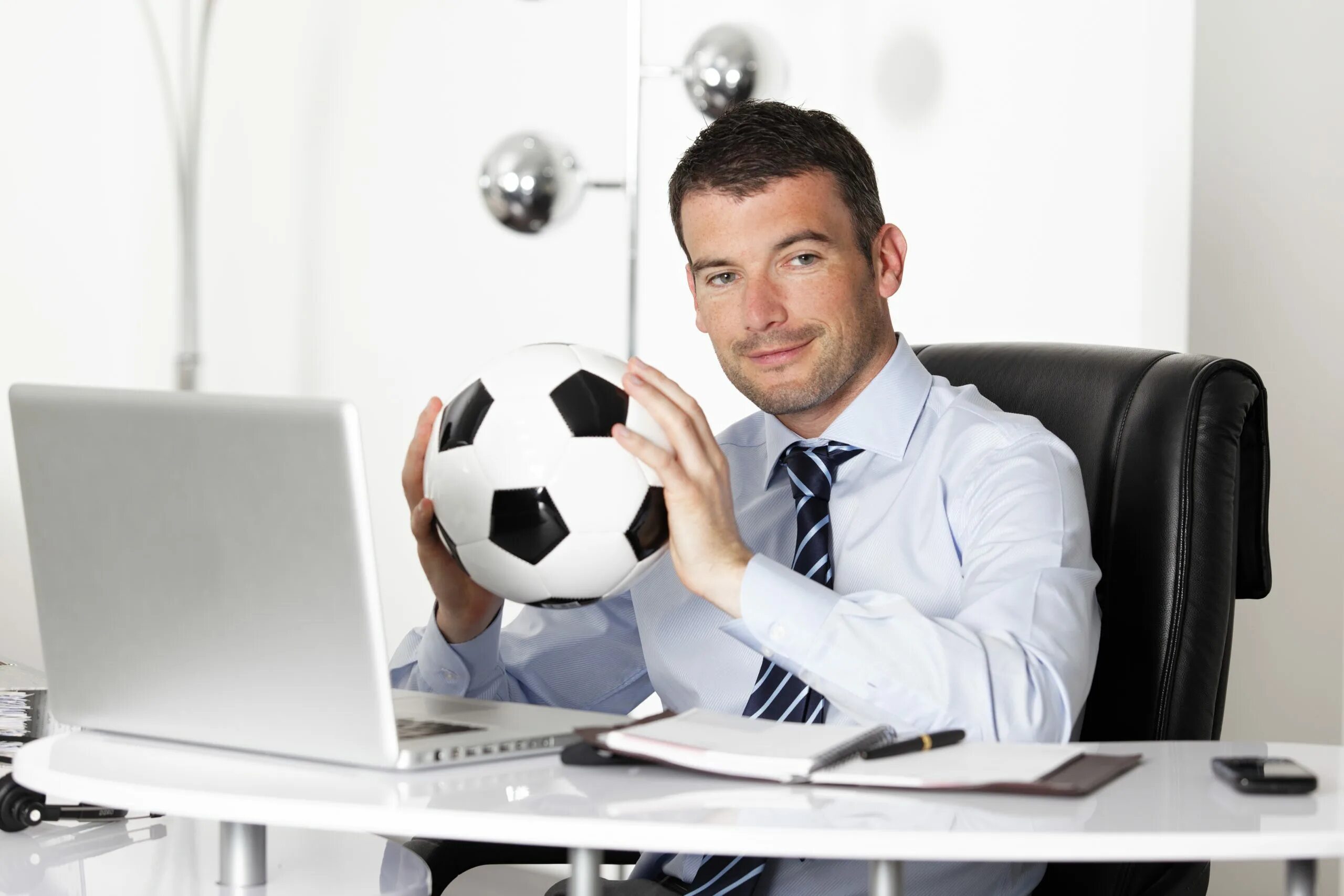 Спортивный менеджер. Футбол и бизнес. Футбольный бизнес. Менеджмент в спорте.