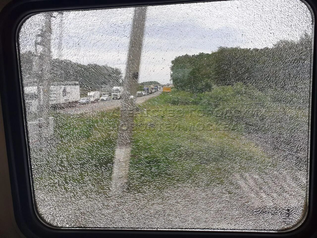 Проезд волгоград адлер обстреляли. Обстрел электрички. обстреляли поезд. обстрелянные окна. поезд серпухов.