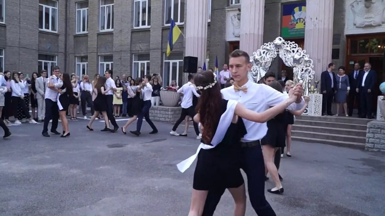 Вальс школа 97 Москва. Танец выпускников. Танец на выпускной 11 класс. Танцы на выпускном в школе. Зажигательный танец на выпускной