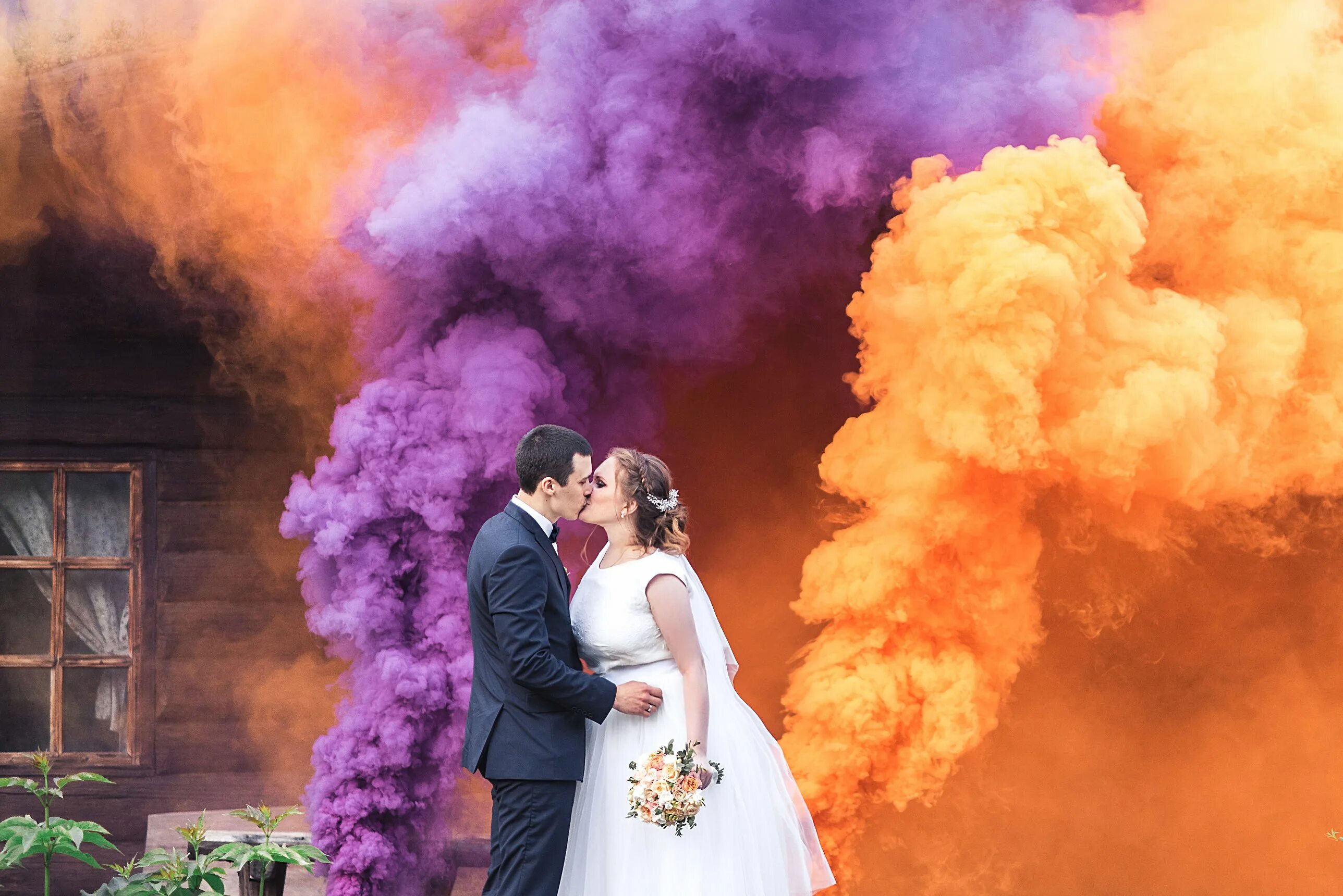Smoke bomb цветной дым. свадебная фотосессия с цветным дымом. огненное сердце фаер шоу. цветной дым. свадьба фаеры.