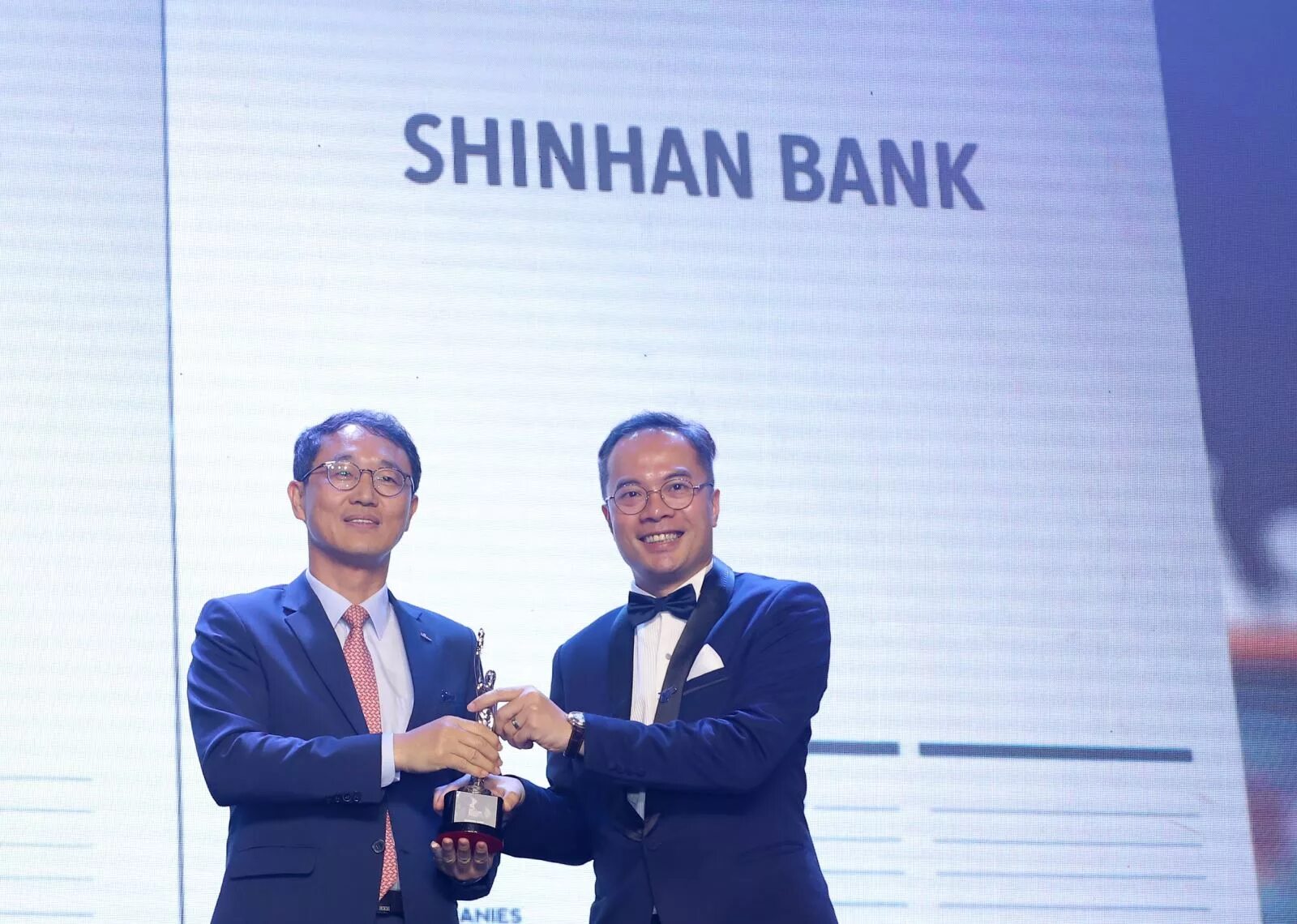 Шинхан банк фото. Шинхан лого. Shinhan Bank Korea photos.