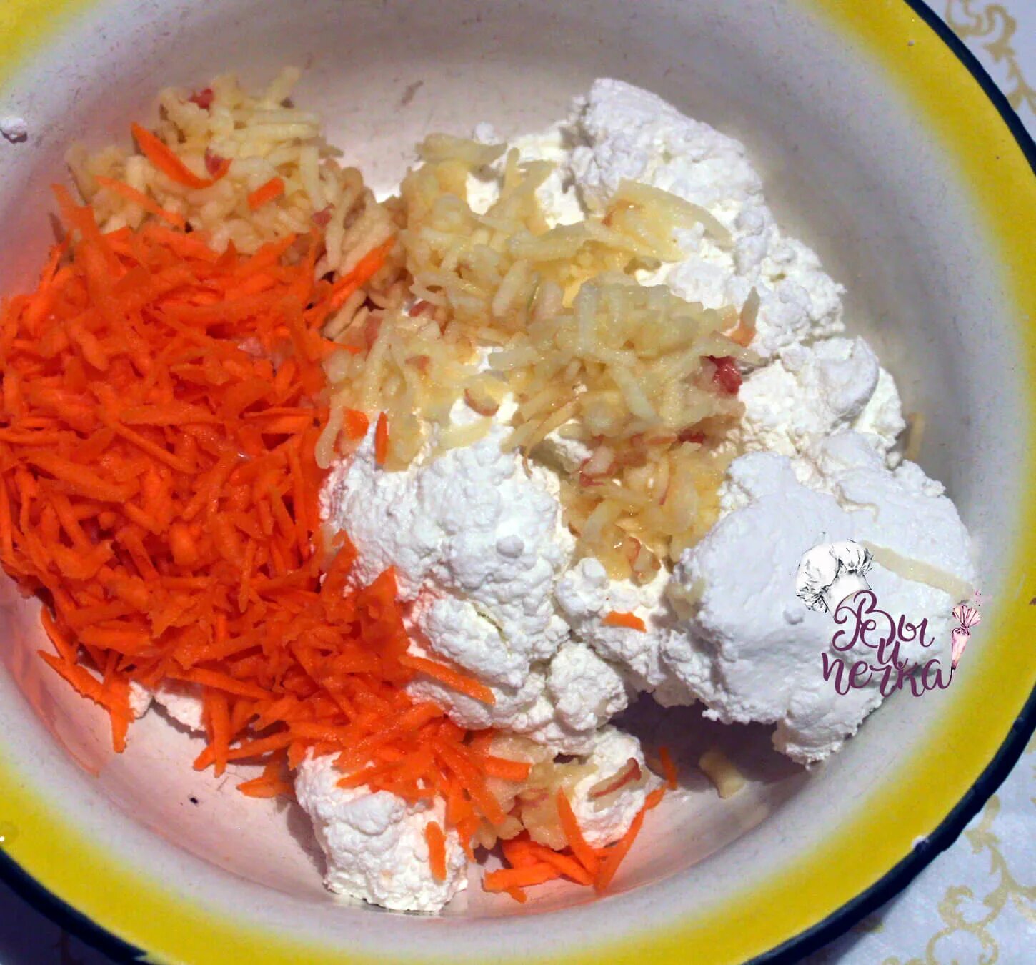 Творог с морковкой. Творог с морковкой. Суфле из моркови с творогом. Суфле морковное с творогом. И зеленью.