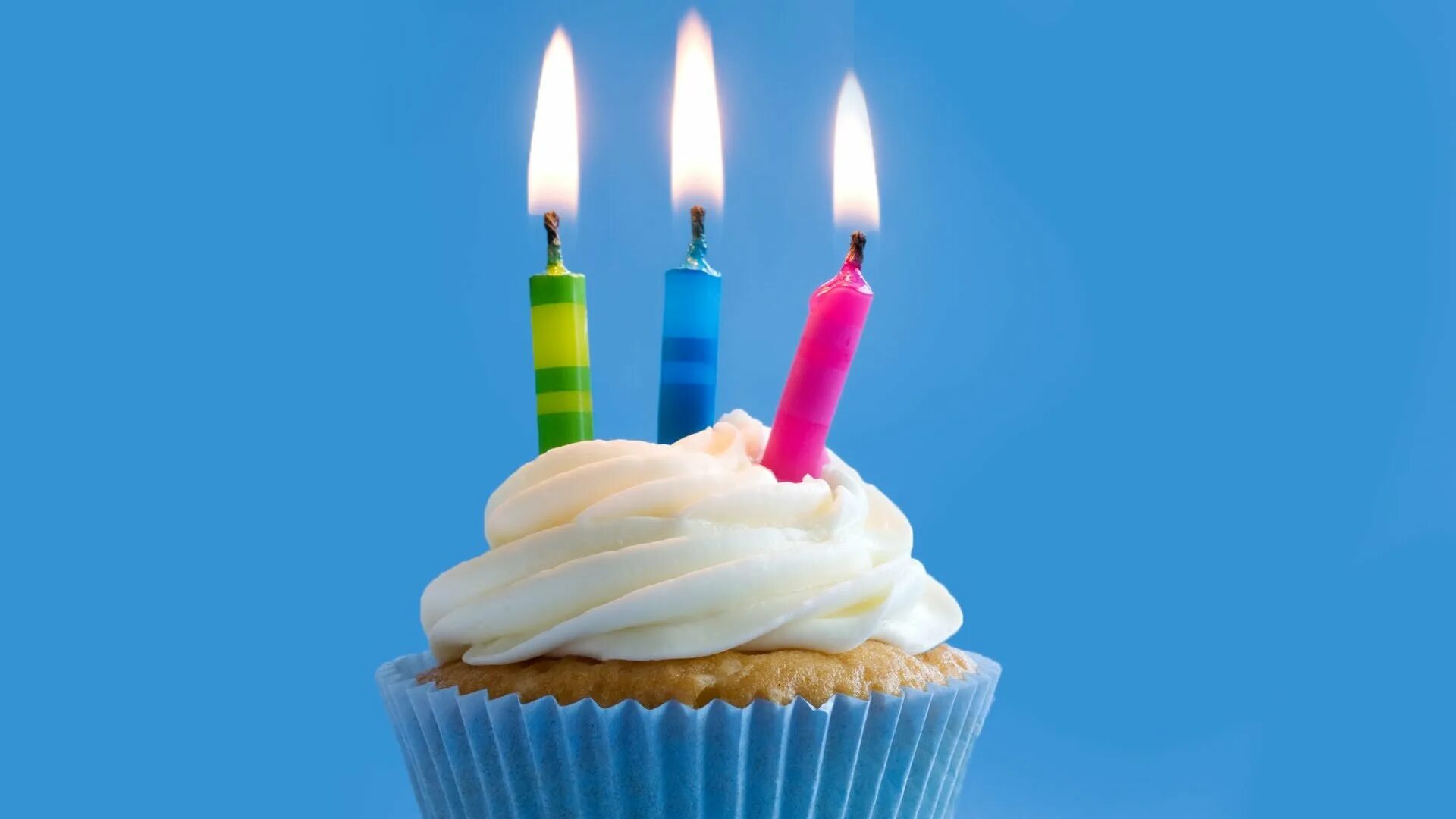 Пирожное со свечкой. Капкейк со свечкой. Пироженка со свечкой. Кекс со свечкой. Пирожное со свечой.