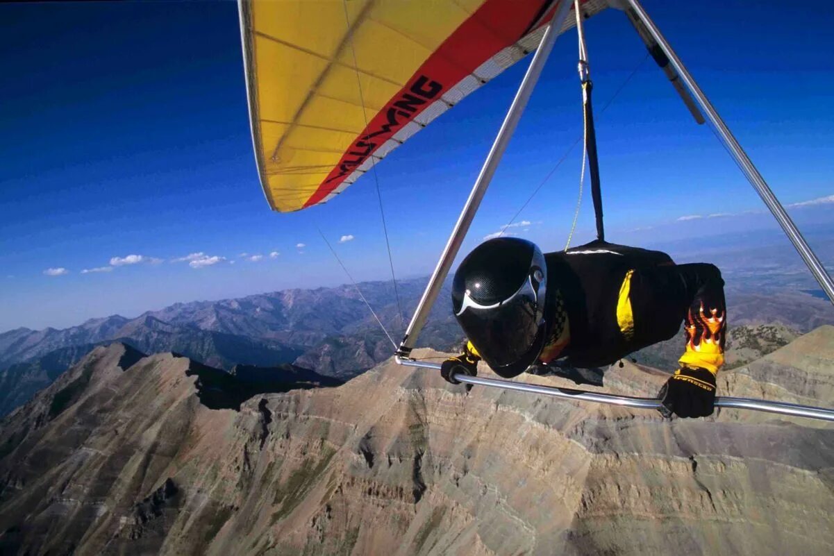 Extreme adventure. Дельтаплан hang Gliding. Дельтаплан "Glider". Экстремальный туризм. Полет на дельтаплане в горах.