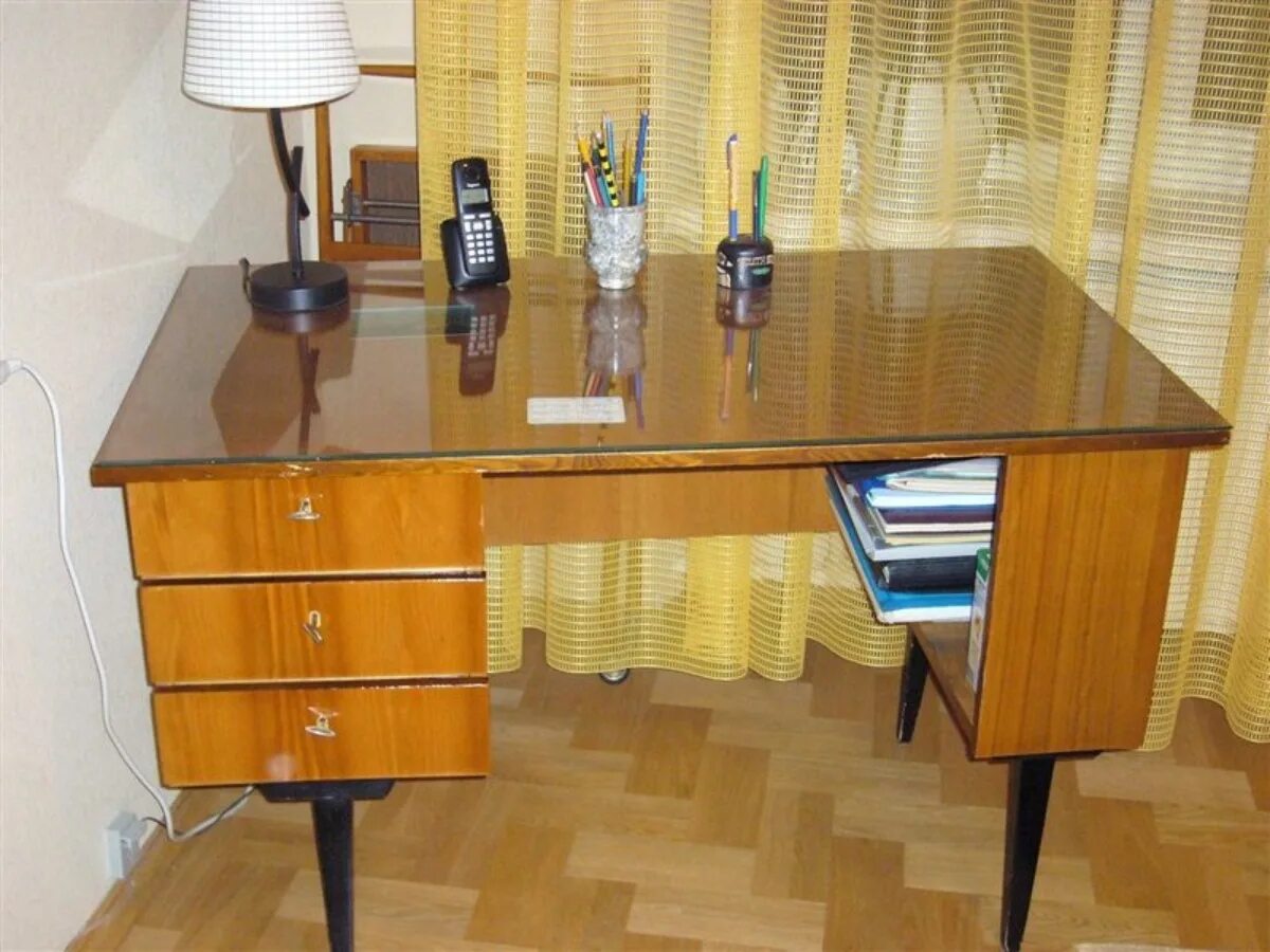 Стол письменный. Советский письменный стол. Советский полированный письменный стол. Стол письменный лакированный.