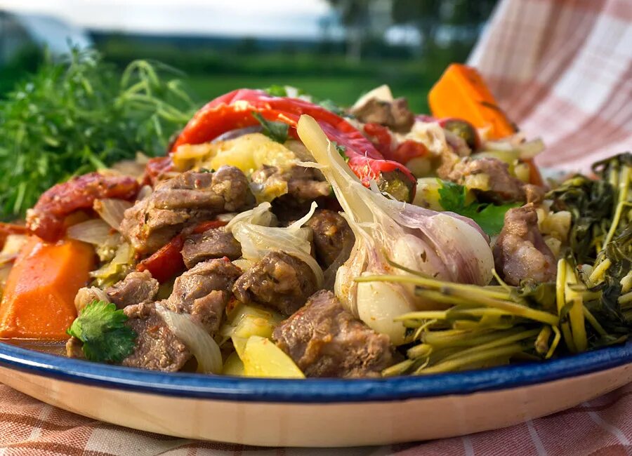 Басма кухня. Узбекская кухня домляма. дымляма в казане. узбекское блюдо дамлама. дамлама по-узбекски в казане.