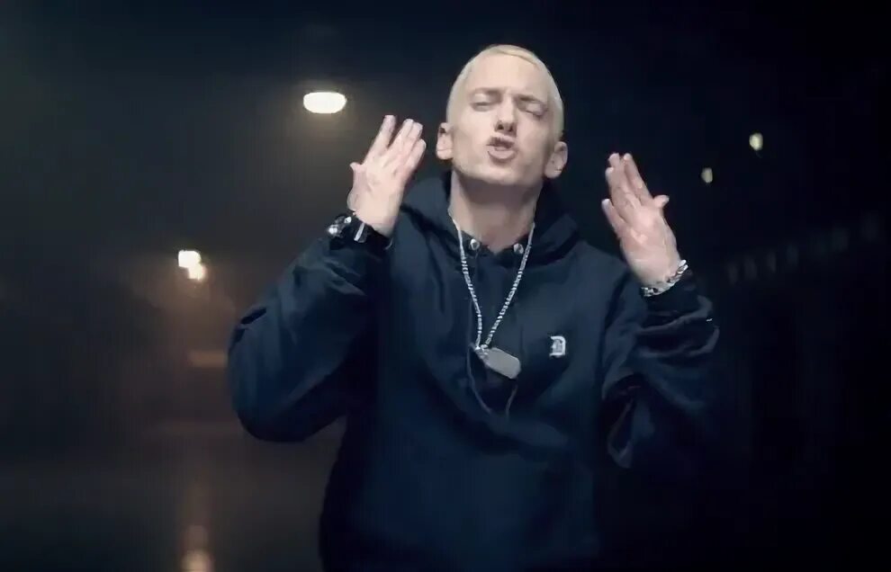 Eminem рэп год. Eminem кадры из клипов. Эминем стиль одежды. Rap god эминем клип. Rap god эминем клип.