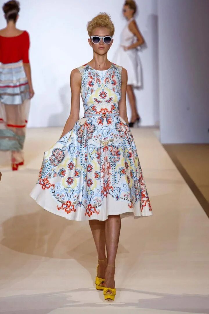 Осенняя уличная мода. Весенняя мода. Oscar de la renta платья 2021. Модные платья. Уличная мода дольче габбана.