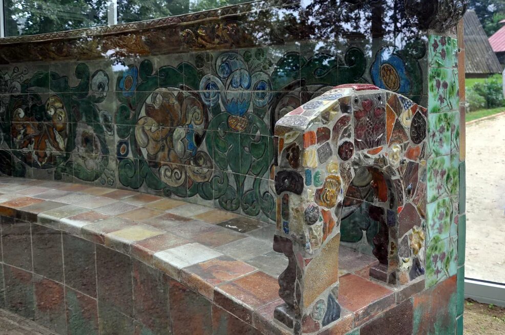 лавочка врубеля абрамцево. лавочка врубеля абрамцево. музей врубеля в абрамцево врубеля в абрамцево. мозаика врубеля в абрамцево. врубель керамика в абрамцево.