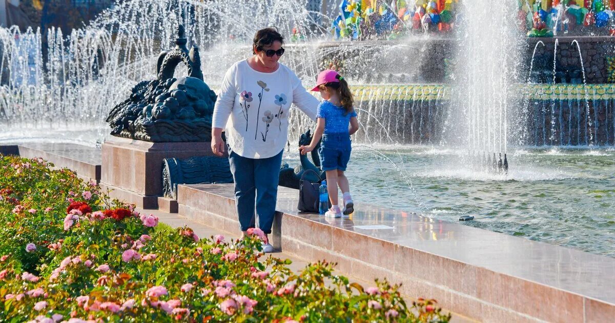 Какое ожидается лето 24 года. Летняя Москва. Москва в августе фото. Город летом. Городское утро Астрахань.