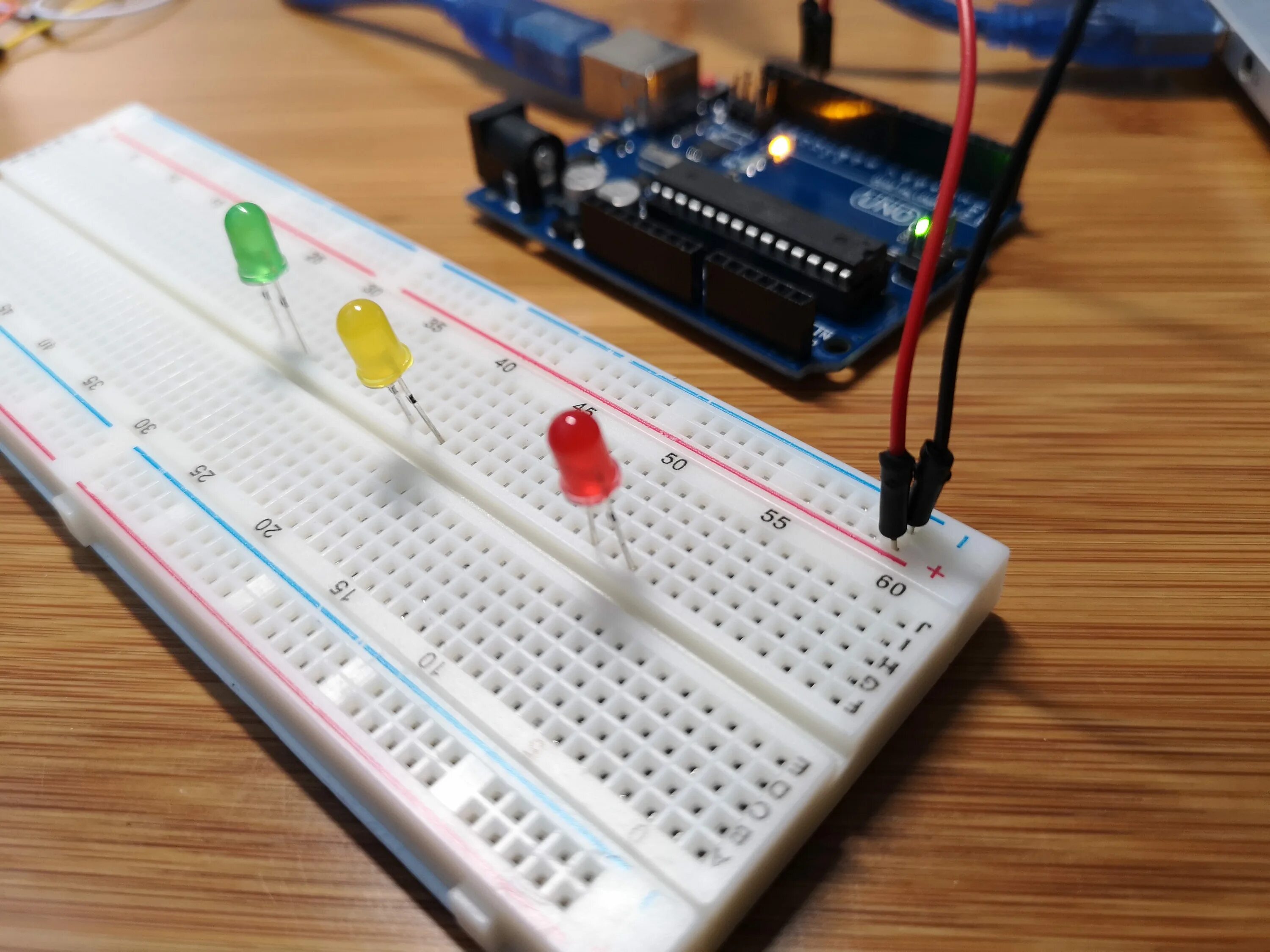 Программирование Arduino урок 2 - схема в железе - МозгоЧины