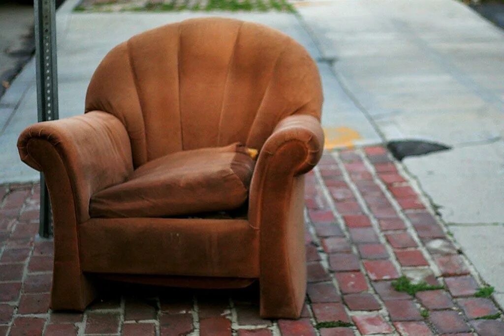 Утилизация мебели. Крупногабаритные отходы контейнеры. Выкидывать диван. Старый диван на помойке. Тащит диван.