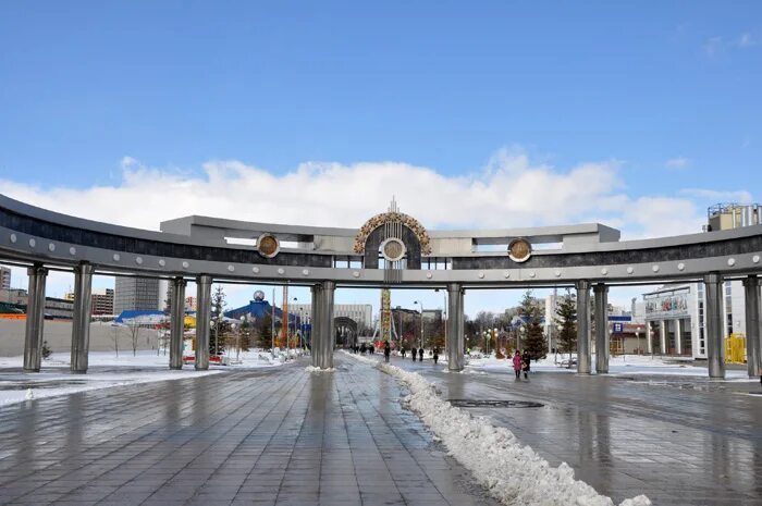 Арка тюмень. Цветной бульвар Тюмень. Тюмень арка на Цветном бульваре. Бульвар цветной бульвар Тюмень. Пешеходный бульвар Тюмень.