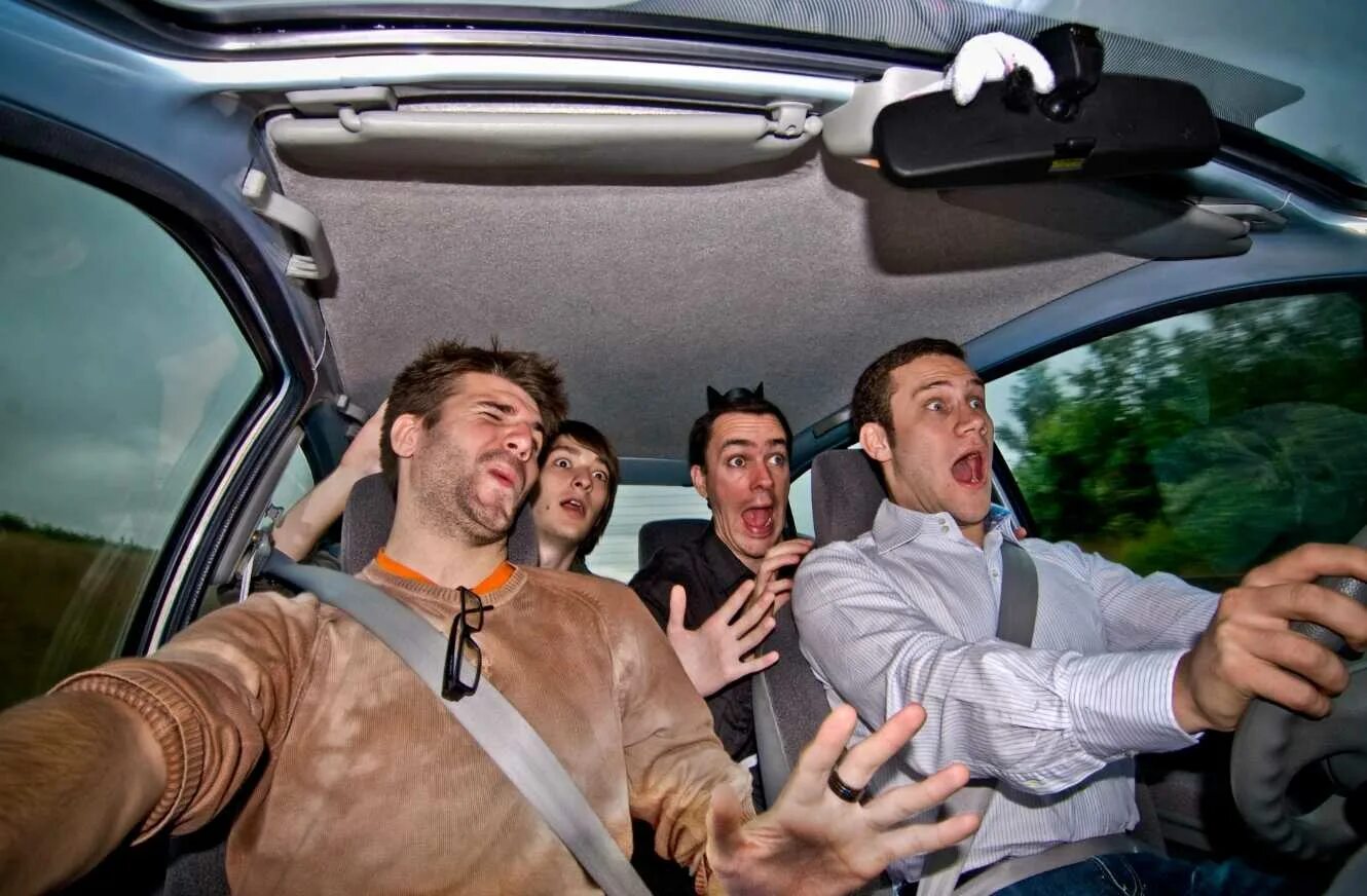 То что показывает дорогу. Человек едет в машине. Друзья в машине. Три человека в машине. Веселые люди в машине.