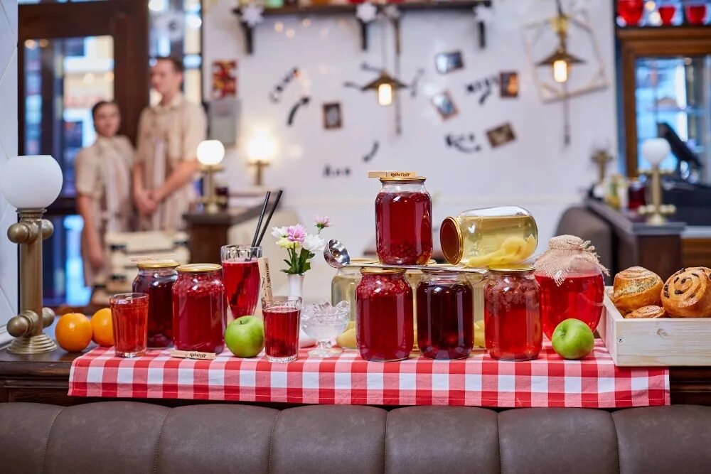 вишневый компот закатка. компоты в банках. ягодный компот. вишнёвый компот в трехлитровой банке. фруктовый компот.