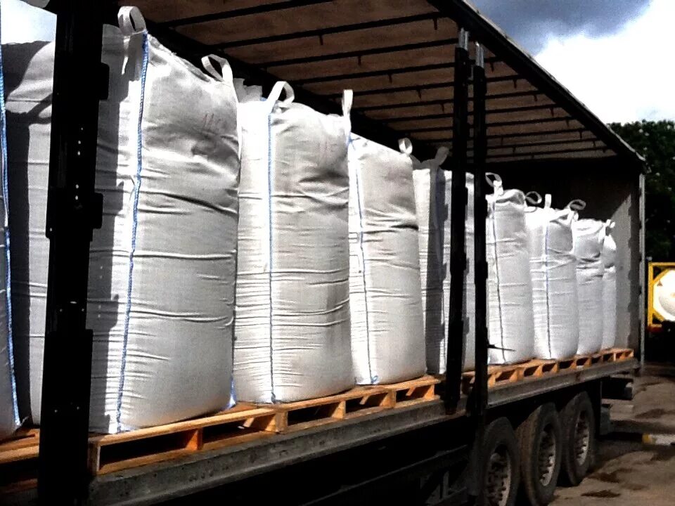 Погрузка цемента. Пеллеты биг бэг. Биг беги в полуприцепе. Упаковка в мешках на паллетах. Биг бэг 2 тонны.