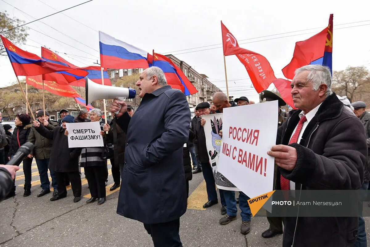 Армения против россии последние. Коммунисты Армении. Русские коммунисты. Армения в поддержку России.