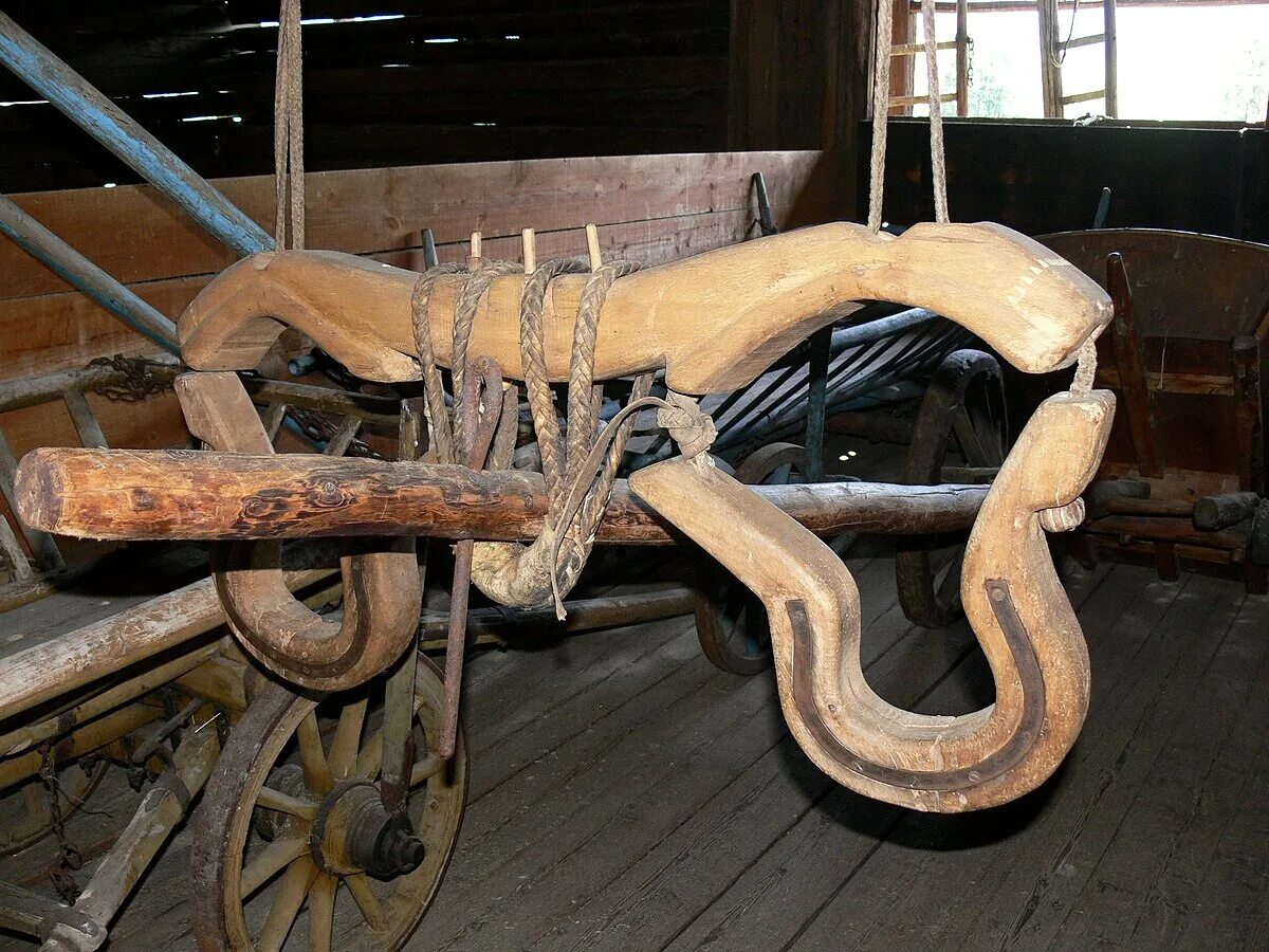 Деревянное ярмо. Ярмо с гремушками. Деревянное ярмо. Ярмо для волов. Воловье ярмо.