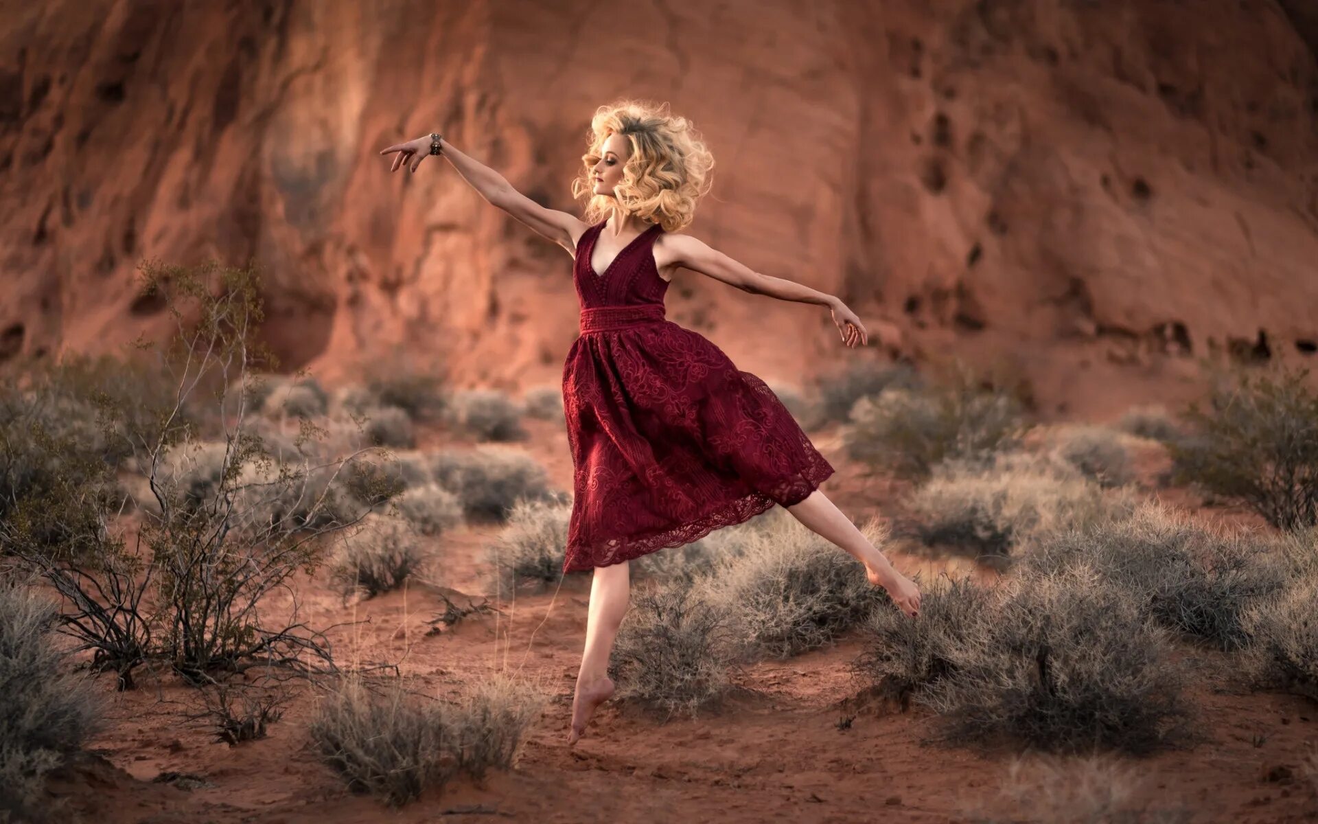 Девушка бежит в платье. Девушка в платье. Девушка танцует. Девушка танцует в платье.