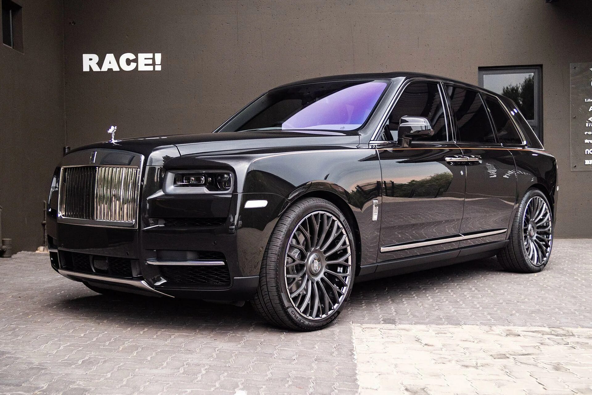 Роллс калина. Rolls Royce Cullinan. Ролс РЛС Калинан. Rolls Royce Cullinan RDB. Rolls Royce Cullinan on Forgiato Wheels.