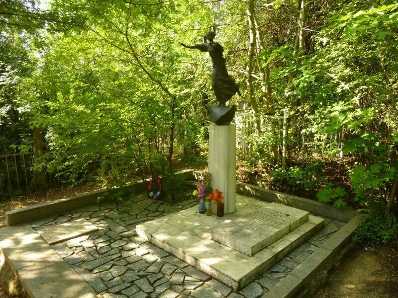 Могила грина. Могила александра грина в старом крыму. александр грин могила. памятник бегущая по волнам на могиле грина.