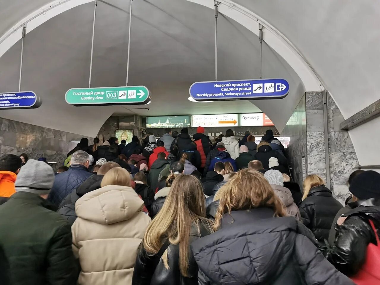 Задержка движения поездов. Синяя ветка метрополитена Санкт-Петербург. Синяя ветка метро Питер. Петербургский метрополитен синяя ветка. Поезда метро СПБ синяя ветка.