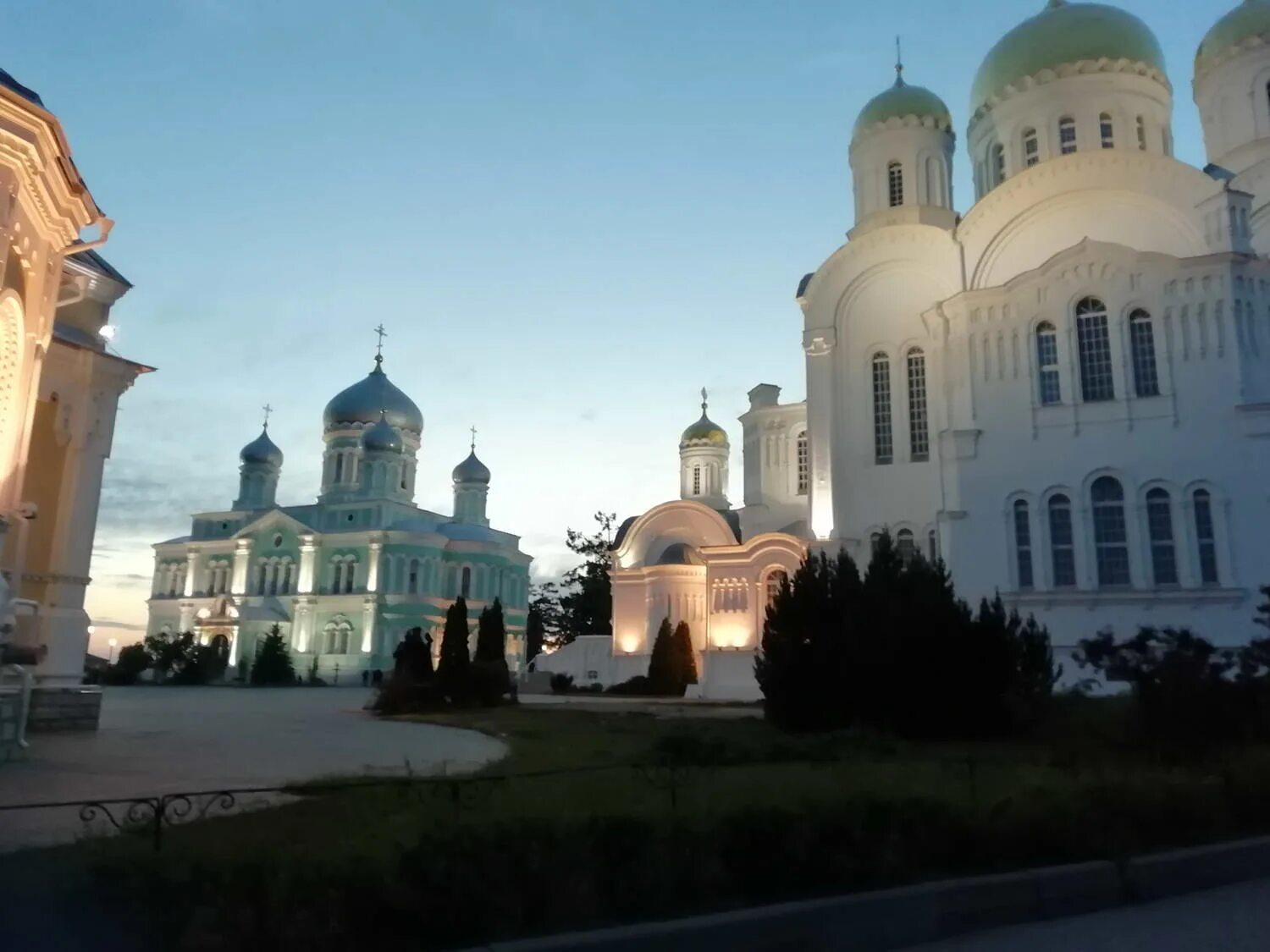 Дивеево паломнический центр. Паломники в Дивеево. Дом паломника Дивеево. Дивеево фото паломников. Паломничество в дивеево